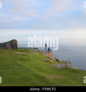 Neist Point ist eines der bekanntesten Leuchttürme in Schottland und kann auf die westlichste Spitze von Skye, Innere Hebriden, Schottland, UK gefunden werden Stockfoto