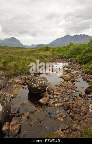 Das ausgetrocknete Flussbett des Allt Dubh zu Sligachan und die Cuillin Mountains, Skye, Schottland, Großbritannien Stockfoto