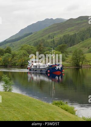 Das Hotel Barge schottische Highlander durch Laggan auf dem Caledonian Canal in Highland, Schottland, Großbritannien Stockfoto