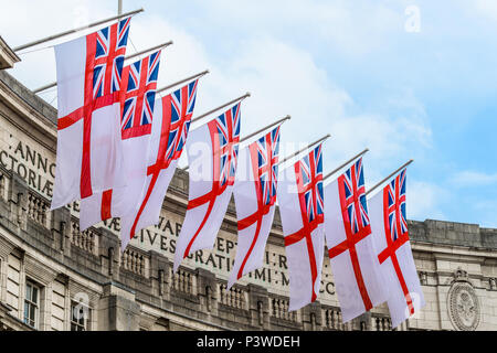 Die britische und die englische Flaggen, Union Jack und St George, das Fliegen von Admiralty Arch auf der Mall, London, England, an den Geburtstag der Queen feiern. Stockfoto