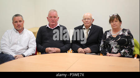 Aidan McAnespie's Familie (von links nach rechts) Cousin Brian Gormley, Bruder Vincent John McAnespie McAnespie, Vater und Schwester Margo McAnespie abgebildet auf Kevin Winter Law Offices in Belfast. Stockfoto