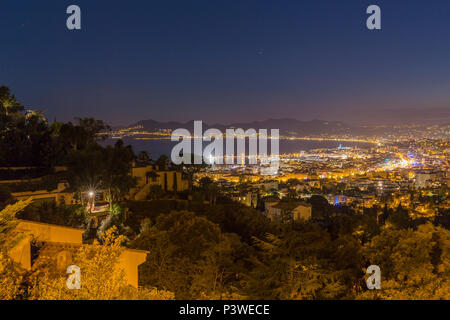 Nächtlicher Blick über die Stadt vom Boulevard des Pins Stockfoto