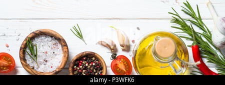 Essen kochen Zutat. Essen Hintergrund auf weiße Holztisch. Ansicht von oben. Lange banner Format. Stockfoto