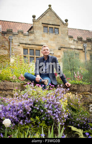RHS Chelsea Flower Sieger Chris Beardshaw stellt seine neue Kunst und Handwerk Garten am Mount Grace Priory Haus und Gärten in North Yorkshire. Stockfoto