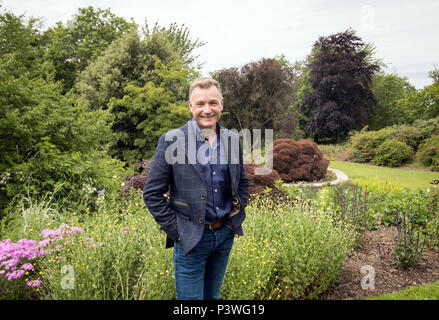 RHS Chelsea Flower Sieger Chris Beardshaw stellt seine neue Kunst und Handwerk Garten am Mount Grace Priory Haus und Gärten in North Yorkshire. Stockfoto