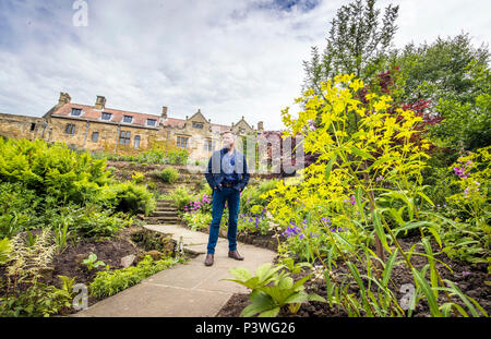 RHS Chelsea Flower Sieger Chris Beardshaw stellt seine neue Kunst und Handwerk Garten am Mount Grace Priory Haus und Gärten in North Yorkshire. Stockfoto