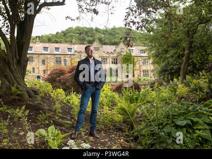RHS Chelsea Flower Sieger Chris Beardshaw stellt seine neue Kunst und Handwerk Garten am Mount Grace Priory Haus und Gärten in North Yorkshire. Stockfoto