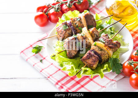 Gegrillte Shish Kebab oder schaschlik auf Spieße mit Salat Blätter auf weiße Platte. Stockfoto