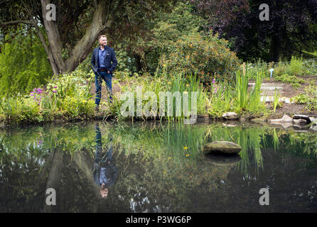 RHS Chelsea Flower Sieger Chris Beardshaw stellt seine neue Kunst und Handwerk Garten am Mount Grace Priory Haus und Gärten in North Yorkshire. Stockfoto
