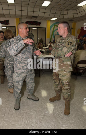 Chief Master Sgt. Oscar Tey, Senior Soldaten Führer für den heimischen Operations Task Force, Texas militärischen Abteilung, Links und Command Sgt. Maj. Robert Bennett, 804Th Medical Brigade command Sergeant Major, US-Armee behält sich vor, bei der Operation Lone Star VIP-Veranstaltung diskutieren, 28. Juli 2016 in Brownsville, Texas. Service Mitglieder aus dem Texas State Guard gemeinsam mit Soldaten aus der 804th Medical Brigade der US-Armee behält sich vor, die Texas Abteilung der öffentlichen Sicherheit, der Abteilung für Gesundheitswesen, Remote Area Medical Freiwilligen, Cameron County Abteilung der menschlichen Gesundheit Servi Stockfoto