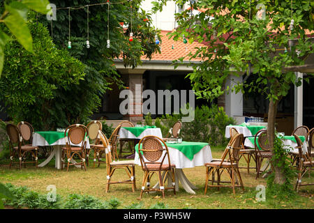 Blick auf Café im Freien. Sommerzeit Stockfoto