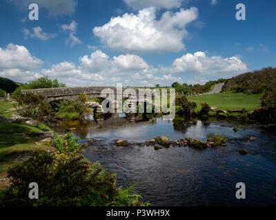 Bellever clapper Bridge hinter einer alten Brücke über den East Dart River in der Nähe von Postbridge, Dartmoor National Park, Devon, Großbritannien Stockfoto