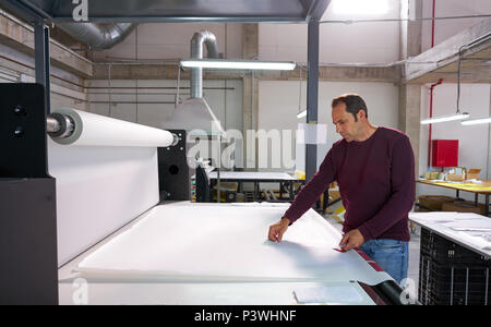 Kalender Transfermaschine Production Operator Mann für Textilwaren mode Druckindustrie Factory Stockfoto
