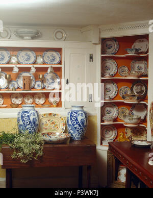 Groß blau + weiß Vasen auf Tisch im Cottage Speisesaal mit antiken China am Alkoven Regale Stockfoto