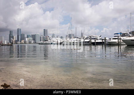 Boote gebunden in Marina auf Key Biscayne mit Brickell Skyline im Hintergrund Stockfoto