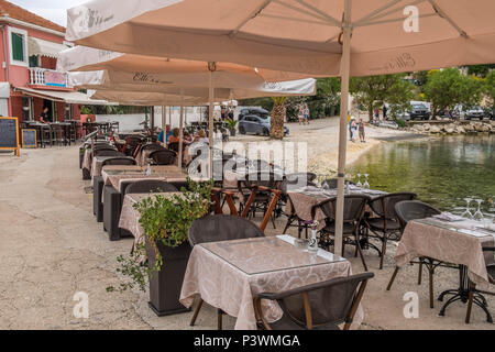 Restaurant in Fiscado Griechenland öffnen Stockfoto