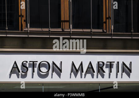 Aston Martin Name oben Showroom an der Park Lane, London, England, Großbritannien Stockfoto