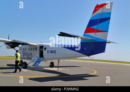 Skybus Britten Norman am Flughafen auf die St. Mary's, Isles of Scilly, Cornwall, Großbritannien Stockfoto