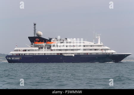 Das Kreuzfahrtschiff MV korinthischen Ankern in den Scilly-inseln, Cornwall, Großbritannien Stockfoto