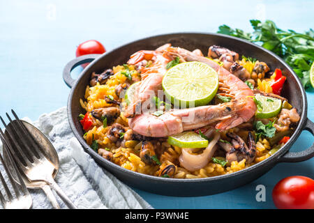 Paella mit Shrimps, Muscheln und Tintenfisch. Traditionelle spanische Gerichte, europäische Küche. Stockfoto