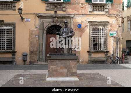 Eine Statue von Giacomo Puccini in der Piazza Citadella nah an seine Kindheit in Lucca. Stockfoto