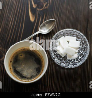 Kaffee und Zucker Würfel auf Holztisch, von oben Stockfoto
