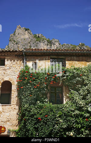 Place de la Liberté in dem mittelalterlichen Dorf Saint-Guilhem-le-Désert, Hérault, Royal, Frankreich: Burgruine auf der Bergspitze oben Stockfoto