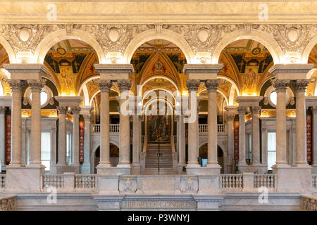 Die große Halle, Blick auf die zweite Etage, mit Minerva Mosaik im Hintergrund. Bibliothek des Kongresses. Washington DC, USA Stockfoto