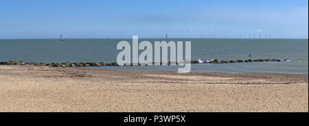 Offshore Windkraftanlagen in Gunflint Sands aus Clacton-on-Sea. Stockfoto