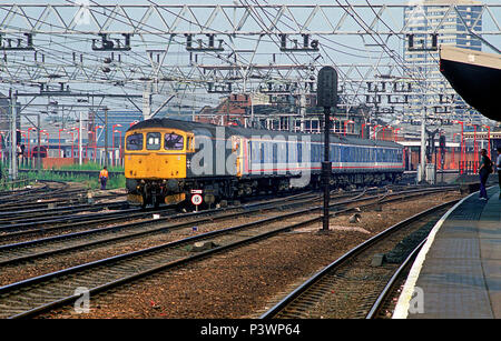 Eine Klasse 33 Diesellok Reihe 33030 schleppen ein Netzwerk Südost Elektrischer Triebzug durch Stratford East London am 23. August 1990 Stockfoto
