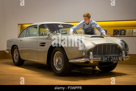 Der Aston Martin DB 5 von James Bond, der voraussichtlich zu holen - £ £ 1.200.000 1.600.000 angetrieben, erhält einen polnischen von einem Mitarbeiter bei Bonhams London sh Stockfoto