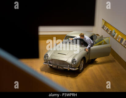 Der Aston Martin DB 5 von James Bond, der voraussichtlich zu holen - £ £ 1.200.000 1.600.000 angetrieben, erhält einen polnischen von einem Mitarbeiter bei Bonhams London sh Stockfoto