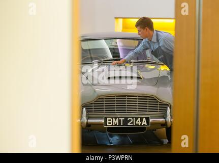 Der Aston Martin DB 5 von James Bond, der voraussichtlich zu holen - £ £ 1.200.000 1.600.000 angetrieben, erhält einen polnischen von einem Mitarbeiter bei Bonhams London sh Stockfoto