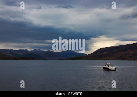 Kleines Fischerboot am Loch Broom, Ullapool, Scottish Highlands Stockfoto