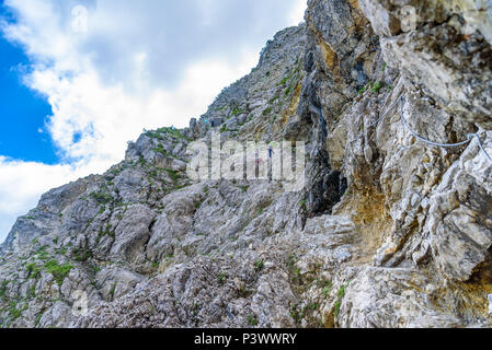 Wanderer klettern in die Berge der Alpen, Europa Stockfoto