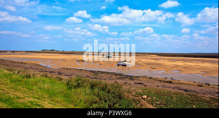 Low Tide auf dem Creek am Brunnen am Meer an der Norfolk-Küste, Großbritannien Stockfoto