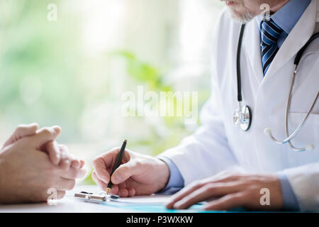 Arzt und Patient sich Notizen in der medizinischen Chirurgie Stockfoto