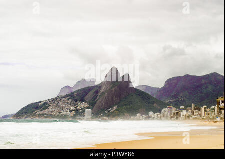 Praia de Copacabana com Vista da Pedra do Arpoador. Stockfoto