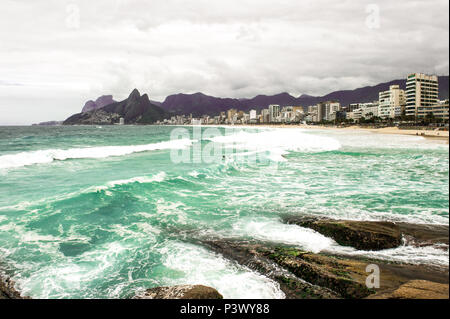 Praia de Copacabana com Vista da Pedra do Arpoador. Stockfoto