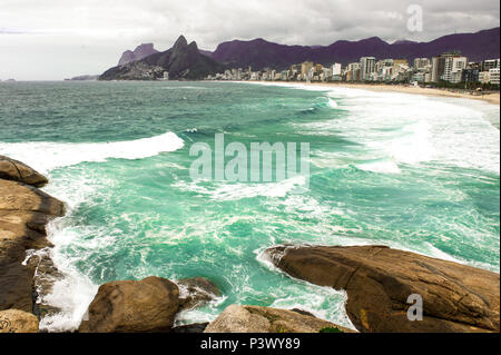 Praia de Copacabana com Vista da Pedra do Arpoador. Stockfoto