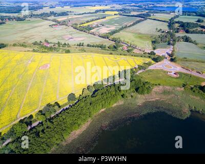 Luftaufnahme der ländlichen Landschaft des Lake District - Mazury, Polen. Mamry See im Vordergrund. Stockfoto
