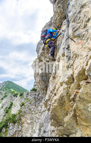 Wanderer klettern in die Berge der Alpen, Europa Stockfoto