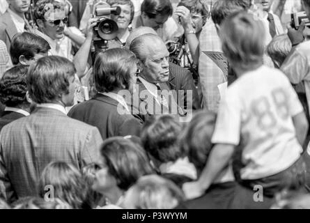 FORT SMITH, AR, USA - 10. August 1975 - Präsident Gerald Ford grüßt Journalisten und Vertreter, wenn er das Fort Chaffee vietnamesischen Relocation Center in Northwest Arkansas Besuche. Stockfoto