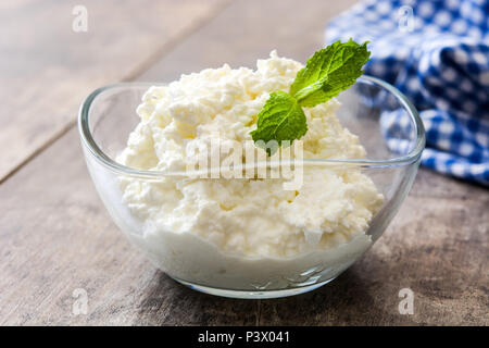 Frischer Quark in einem Kristall Schale auf Holztisch. Stockfoto