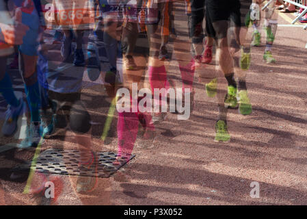 Mehrfachbelichtung Bild von Läufern, die an einer Straße 5K Rennen. Stockfoto