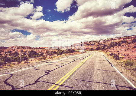 Vintage stilisierte Bild eines szenischen leere Straße, Travel Concept, Canyonlands National Park, USA. Stockfoto