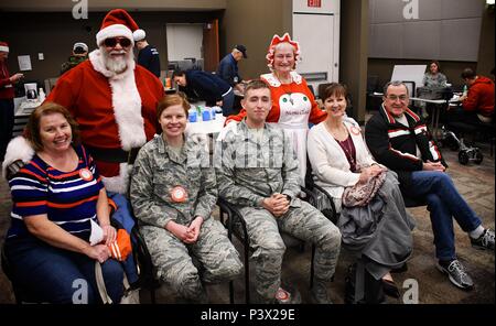 Mehrere Flügel militärische Flieger und Zivilisten unterschieden durch die Spende von Blut in der 932Nd Airlift Wing Hauptsitz am 04.12.14, 2017 in Scott Air Force Base, Illinois heraus hängen und Spenden mit Santa und Frau Claus sind Leute auf dieser "nette Liste' in diesem Jahr. Das Rote Kreuz erinnert die Spender, die mit jeder Spende, drei Leben durch das Amerikanische Rote Kreuz Prozesse gespeichert werden. Alle zwei Sekunden jemand in den USA braucht Blut, die durch Unfälle, Bluttransfusionen, und Behandlung von Krebs. Rund 36.000 Einheiten der roten Blutzellen werden jeden Tag in Amerika. (U.S. Air Force Foto von Stockfoto