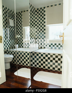 Spiegel Fliesen Wand Stockfoto, Bild: 116715584 - Alamy