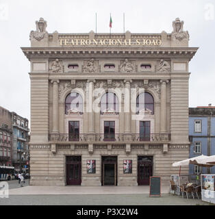 São João National Theater (Teatro Nacional de São João) in Batalha Platz (Praça da Batalha) in Porto, Portugal. Stockfoto