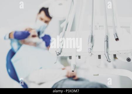 Foto der Stomatologie Tools, die auf Support ausgerichtet Stockfoto